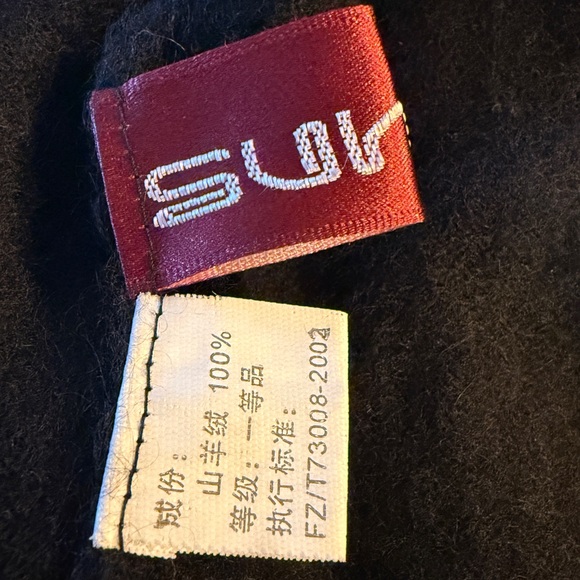 Cashmere Tunic, Black, with 1/4 zip Neck and Side Zip Pockets. Equivalent to XL. - Picture 3 of 13